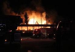 Isıtıcının perdeyi tutuşturmasıyla 2 katlı ahşap restoran kül oldu; 1 kişi öldü, 16 kişi yangından etkilendi