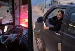 Trafikte halk otobüsü şoförüne bıçak çekip, tehditler savurdu; o anlar kamerada