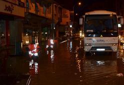 'Turuncu' kod uyarısı yapılan Antalya'da sağanak yaşamı olumsuz etkiledi