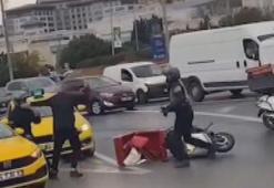 Maltepe'de otomobil sürücüsü motosikletli kuryeye demir çubukla saldırdı