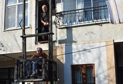 Yatağa bağımlı 47 yıllık eşi için binanın dışına asansör yaptı