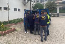 İzmir'de kendilerini kamu görevlisi olarak tanıtıp, dolandırıcılık yapan yabancı uyruklu 3 şüpheli tutuklandı