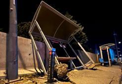 Bursa'da lodos etkili oldu; otobüs durağı yerinden söküldü, sokaktaki atık giysi dolabı araçların üzerine devrildi