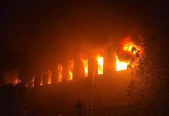 Beylikdüzü'ndeki fabrika yangınına müdahale sürüyor; duman gökyüzünü kapladı