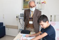 Nezih öğretmen, yatılı tedavi gören çocukların başucunda ders işliyor