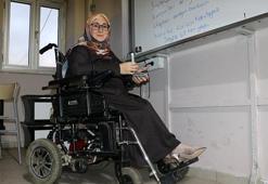 Annesinin kolu kırıkken okula taşıdığı Zeynep öğretmen, öğrencilere umut oluyor