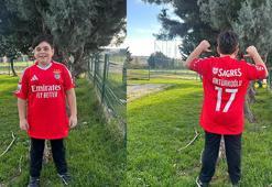 Kerem Aktürkoğlu’nun gönderdiği imzalı Benfica forması hayranı Rüzgar’a ulaştı