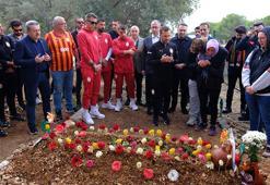 Galatasaraylı oyuncular, teknik heyet ve yönetim Yiğit’in mezarını ziyaret etti