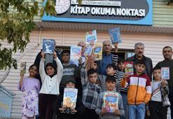 Batman'da kırsalda okuyan öğrenciler, haftanın 4 günü minibüsle kitap okuma noktasına taşınıyor
