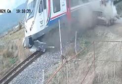 Yolcu treninin otomobile çarptığı kaza kamerada