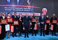 Bahçeli, deprem bölgesi öğretmenlerine plaket verdi