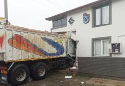 Kontrolden çıkan kamyon eve girdi