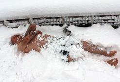 Parkta kar banyosu yaptı