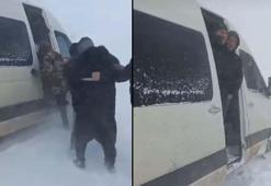 Kara saplanan minibüsteki 12 işçi mahsur kaldı