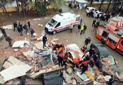 Fırtınanın uçurduğu çatı duvarı veli toplantısına gelenlerin üzerine düştü; baba ve 2 çocuğu yaralandı