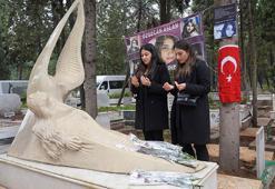 Kadına şiddetin simge ismi Özgecan Aslan, mezarı başında anıldı