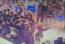 Taksim'de izinsiz yürüyüş yapmak isteyen eylemciler polise biber gazı sıktı