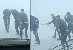 Karabet Geçidi'nde yolda kalan minibüsü, yolcular halat bağlayarak çekti