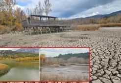 Kovada Gölü'nde su çekildi, iskeledeki seyir terasından çatlak topraklar izlenir hale geldi