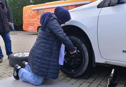 Kadına şiddete rol değişimiyle dikkat çektiler; erkekler dikiş dikti, kadınlar lastik değiştirdi