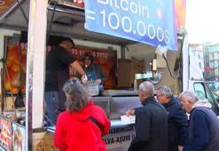 Kadıköy'de Bitcoin'in yükselişini kutlamak için lokma dağıttılar