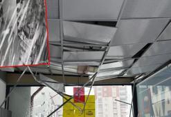 Çatıdan düşen kar, hasara yol açtı; o anlar kamerada