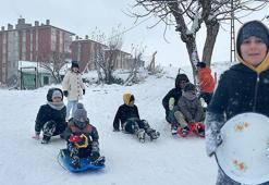 Çocukların 'tepsili' kayak keyfi