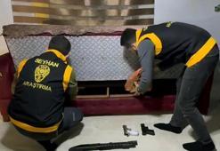 Çekyatın altından 7 ruhsatsız silah çıktı; ‘Sokakta buldum’ dedi