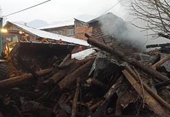 Kastamonu'da 2 katlı ev yandı; baba ve engelli oğlu öldü