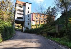 Üstü 4 katlı yapı, altı yol