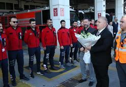 Uçaktaki yangını 2 dakikada söndüren ARFF ekibine teşekkür çiçeği