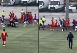 Fatih'te U16 maçında futbolcuların tekmeli yumruklu kavgası kamerada