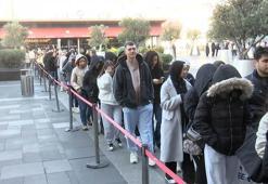 Esenyurt'ta AVM'de 'Şahane Cuma' kuyruğu