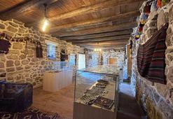 Çukurca'da 400 yıllık tarihi 7 kale evinden 3'ü hizmete açıldı