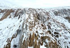 Eğribucak Kayalıkları'nda kar güzelliği