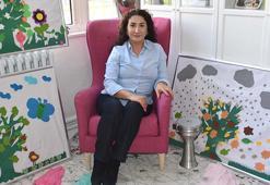 Pembe koltuğunda anlattığı masallarla öğrencilerin kaygılarını aşmasına destek oluyor