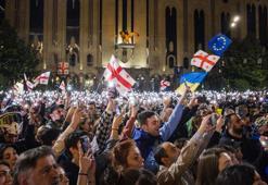 Gürcistan’da AB’ye katılım müzakerelerinin askıya alınmasıyla başlayan protestolarda 107 kişi gözaltına alındı