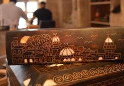 Mardin'in dini ve etnik kültürünü, unutulmaya yüz tutmuş sedef sanatıyla eşyalara işliyor