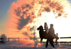 Eksi 25,3 derece ile Türkiye'nin en soğuk kenti Erzurum'da havaya atılan sıcak su, buz oldu