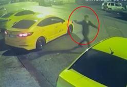 Kurusıkı tabanca ile taksi durağına geldi, camları kırdı; o anlar kamerada
