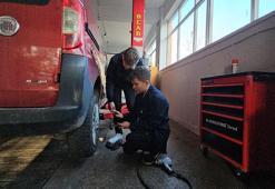 Lastikçide randevu bulamayan bu okula koşuyor; liseliler hem tecrübe hem para kazanıyor