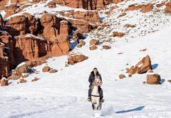 'Kırmızı Periler Diyarı' beyaza büründü