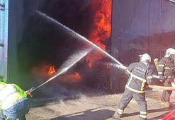 Niğde'de reklam panosu üretilen atölyede çıkan yangın kontrol altında