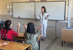 Anne ve babası işitme engelli olan Deniz, çocuklara gönüllü olarak işaret dili öğretiyor