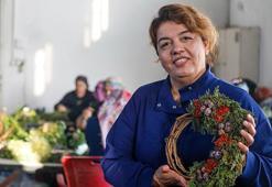 Orman atıklarından oluşan Noel çelenklerinde yoğun mesai