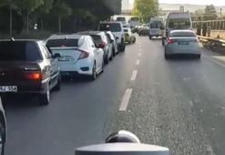 Sürücülerin fermuar yöntemiyle ambulansa yol verme anı kamerada