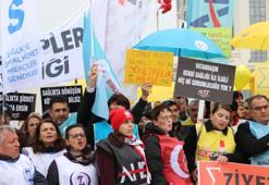 Hekimler, Sağlık Bakanlığı önünde basın açıklaması yaptı