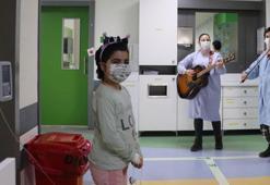 Lösemili çocuklar, üniversiteli gönüllülerin müzik dinletisi ile moral buluyor