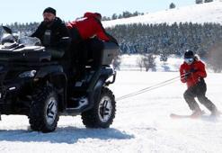 'Kahraman' madalyalı milli kayakçı Sıla, yüzeyi buz tutan gölde slalom yaptı