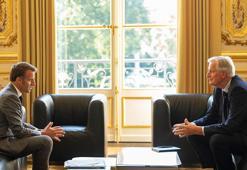 Fransa'da hükümetin düşmesi üzerine yapılan istifa çağrılarını reddeden Macron, yeni başbakan atayacak